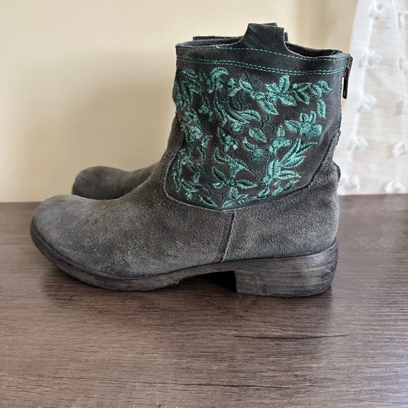 Sundance Suede Boots - Picture 2 of 6